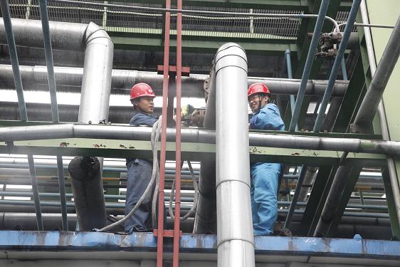 制氫車間萬勇、李衛(wèi)平在管架上安裝安全閥