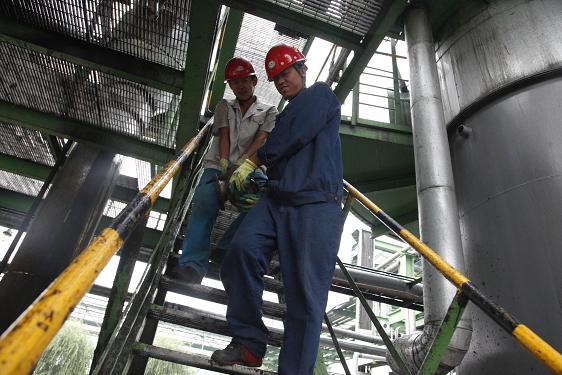 制氫車間喬松濤、高建華合力搬運檢修設(shè)備