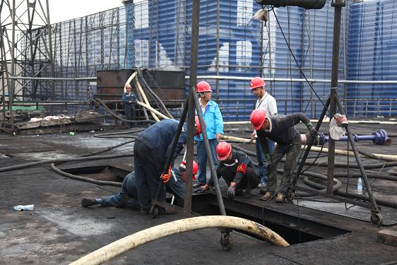 哪里有施工，哪里就有安全。安全環(huán)保部副部長李傳成、安全員任吉龍在現(xiàn)場檢查。