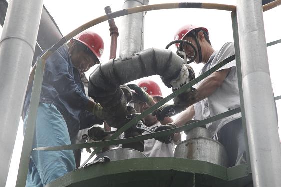 制氫車間徐志強、任寶利、樊福龍裝安全閥