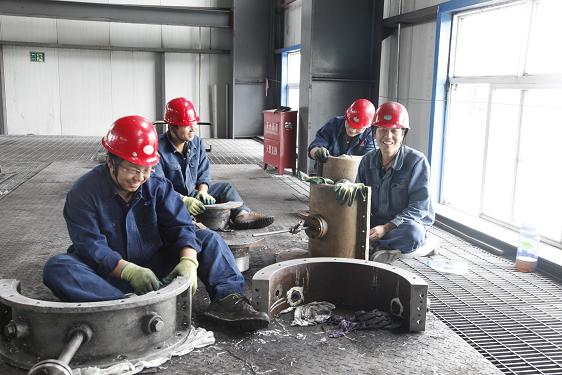 離心壓縮機(jī)的檢修是一項(xiàng)精細(xì)而又繁重的工作。檢修車間工作人員和制氫車間姬智裕等正在清理設(shè)備零件。