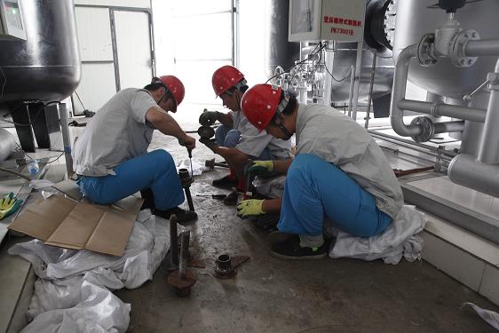 公用車間劉建剛、霍樂樂、張衛(wèi)強(qiáng)檢修制氮機(jī)絲杠壓蓋
