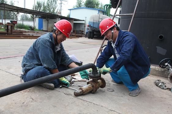 公用車間李澤、韓登國正在檢修安全閥